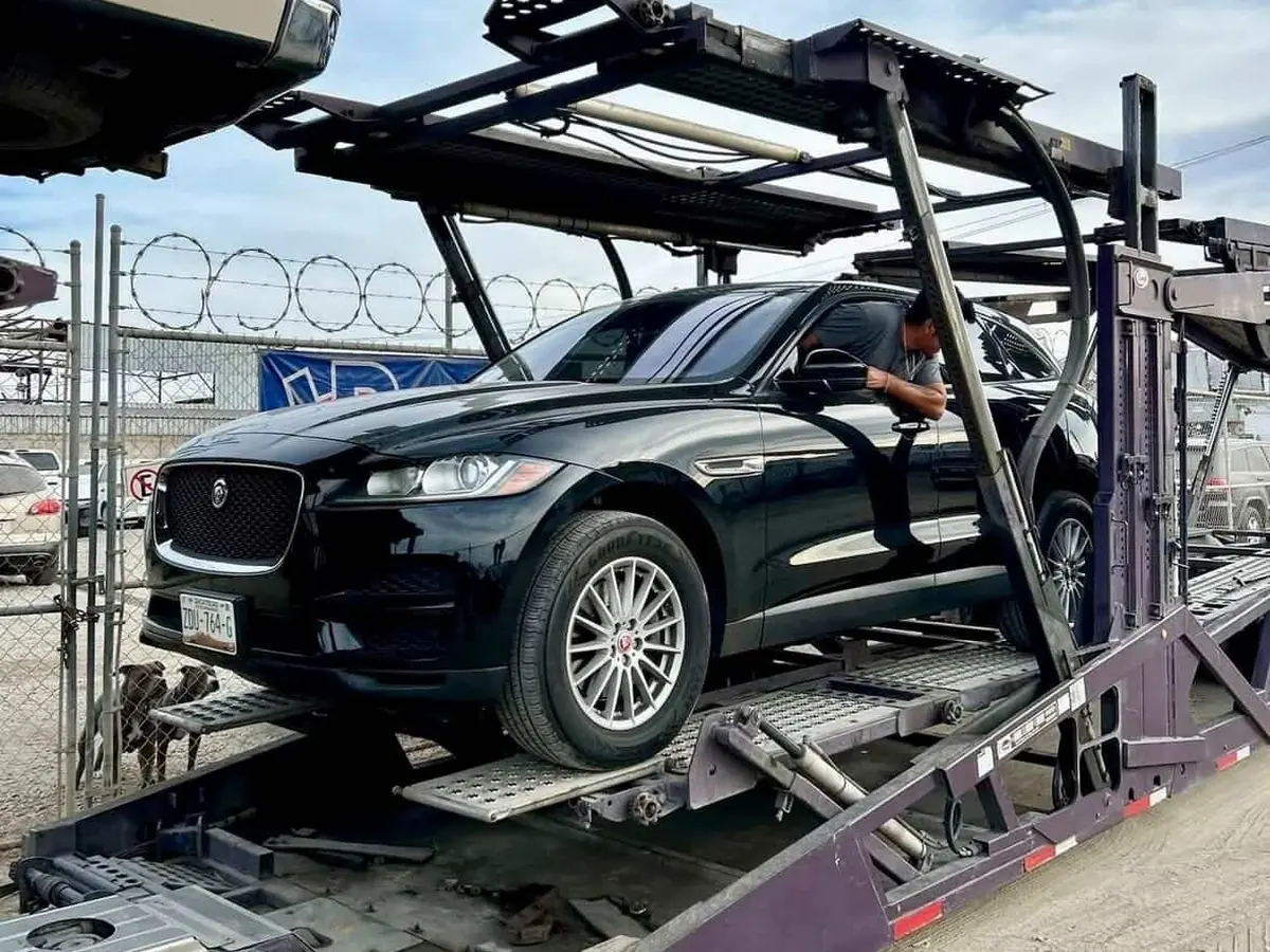 Operador cargando una camioneta en la madrina