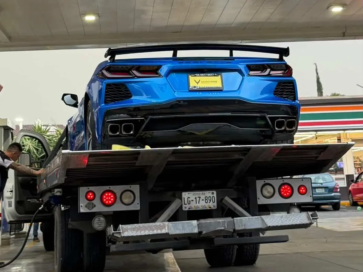 Auto deportivo asegurado sobre grúa de plataforma