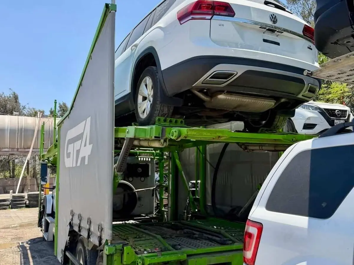 Madrina de Traslados Carbox cargada con SUVs