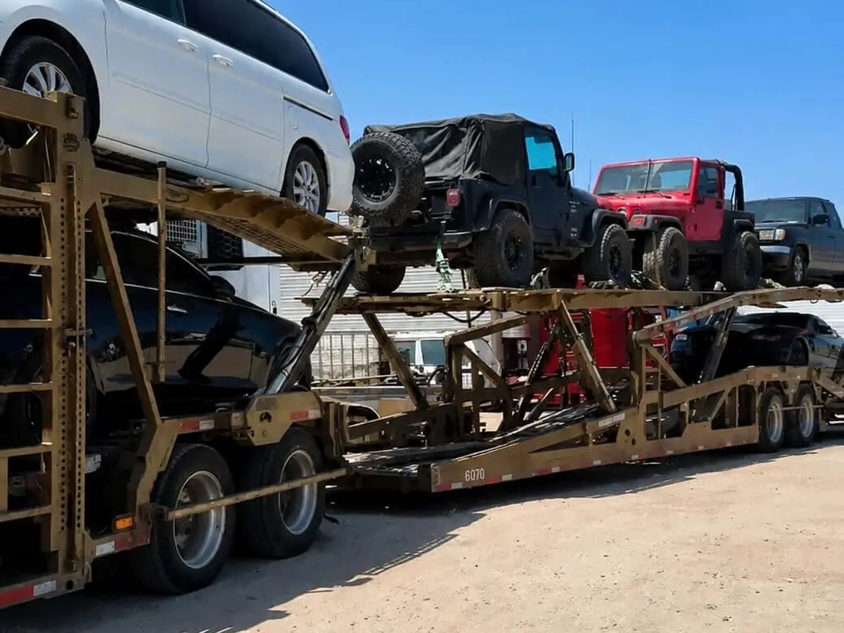 Madrina de Traslados Carbox con doble remolque cargada con camionetas