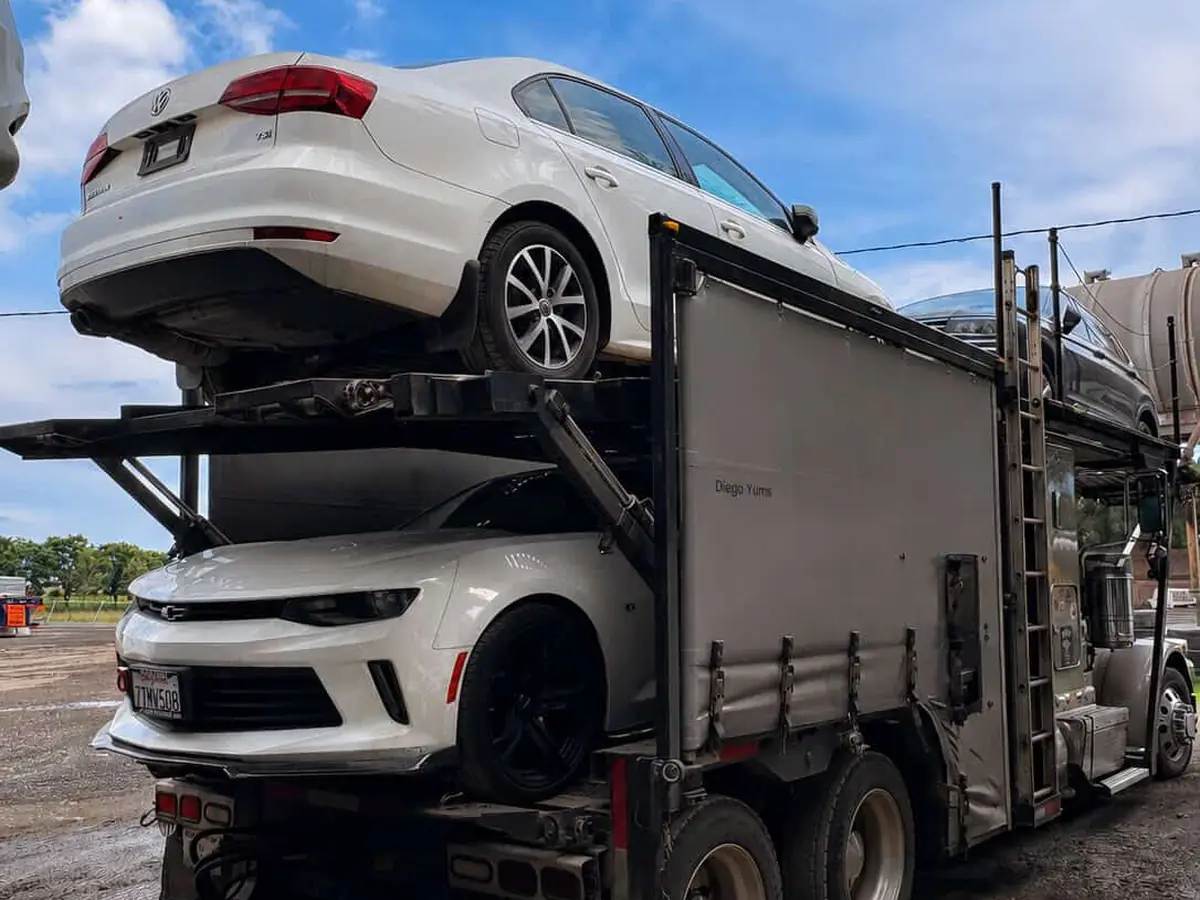 Madrina de dos niveles de Traslados Carbox con autos listos para la ruta al Bajío