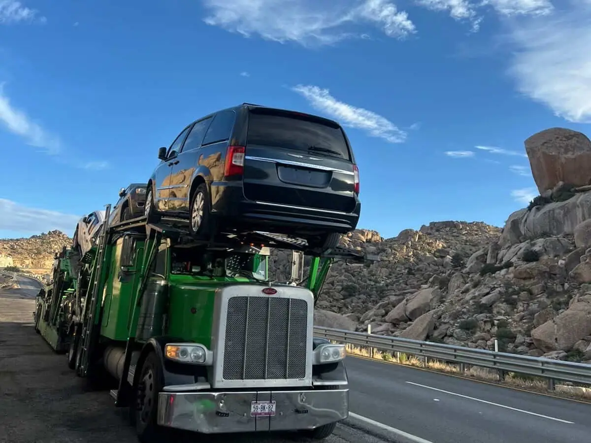Madrina de Traslados Carbox en carretera transportando varios vehículos