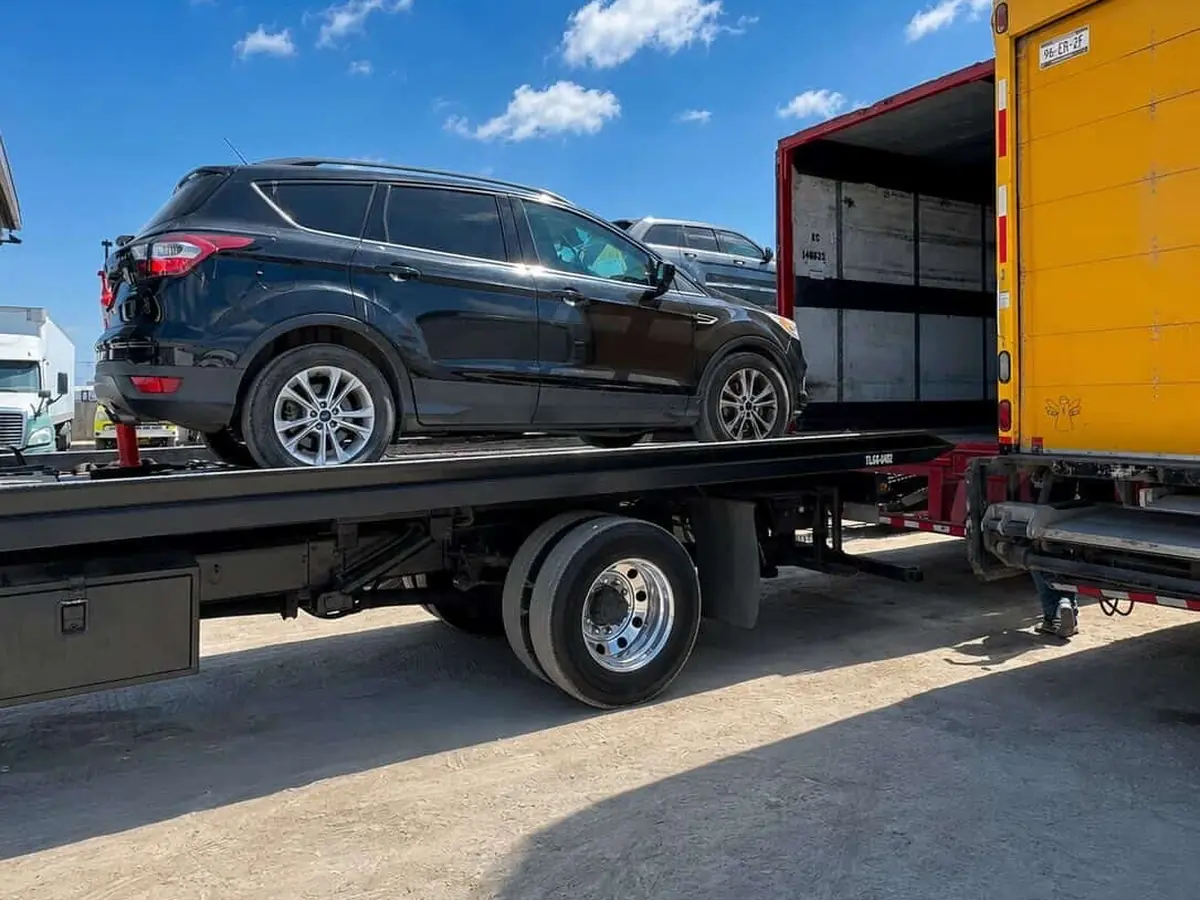 Camioneta sobre grúa de plataforma para recolección a domicilio